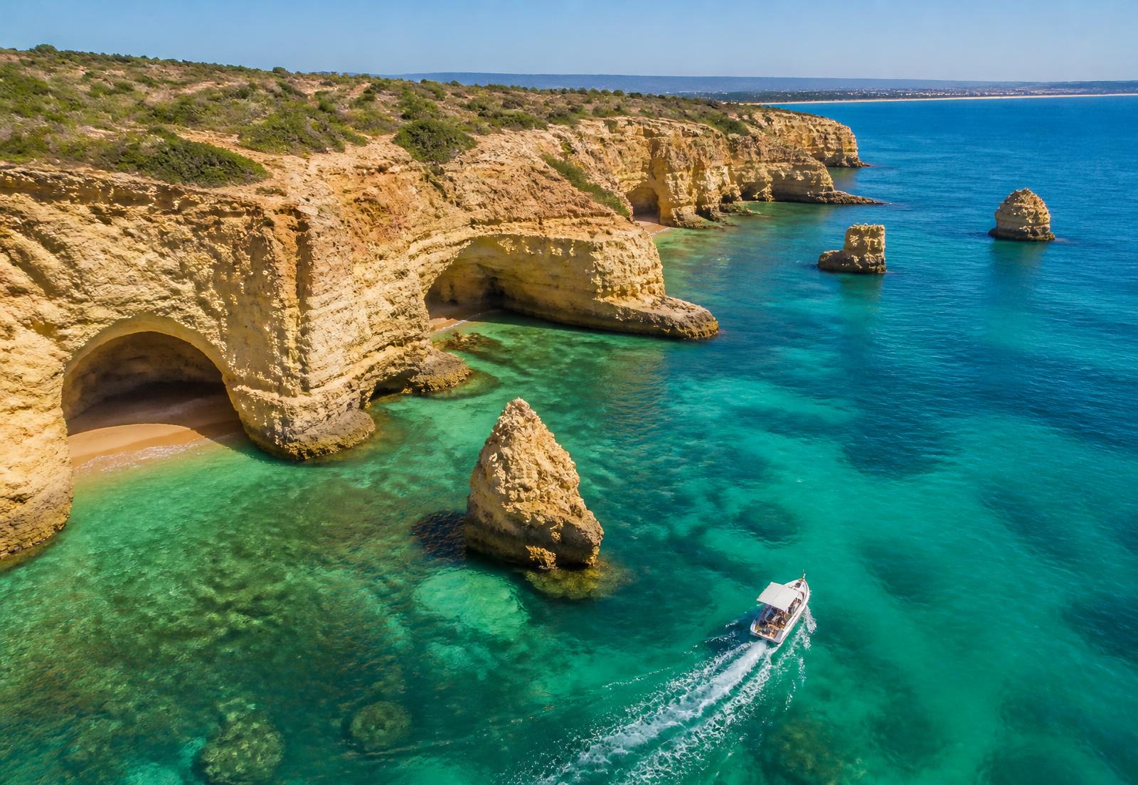 Passeio de barco junto às falésias do Algarve num dia de sol